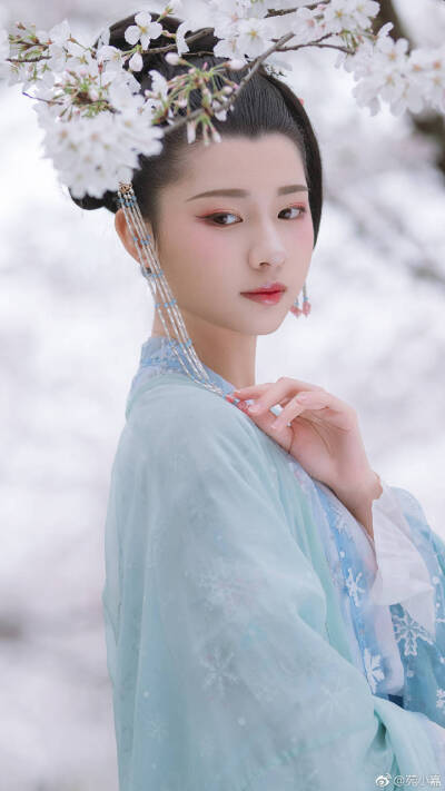 11秒06！陈妤颉自感不完美的成人礼有人采访现场给她送高考模拟题